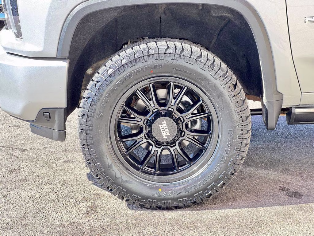 2023 Silver Ice Metallic Chevrolet Silverado 2500HD High Country 4X4 Truck