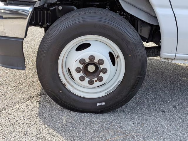 2023 Oxford White Ford E-Series Cutaway RWD Specialty