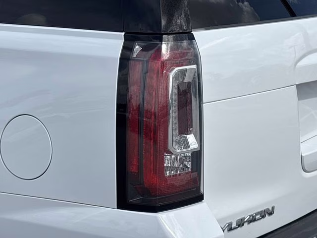 2018 Summit White GMC Yukon SLT 4X4 SUV