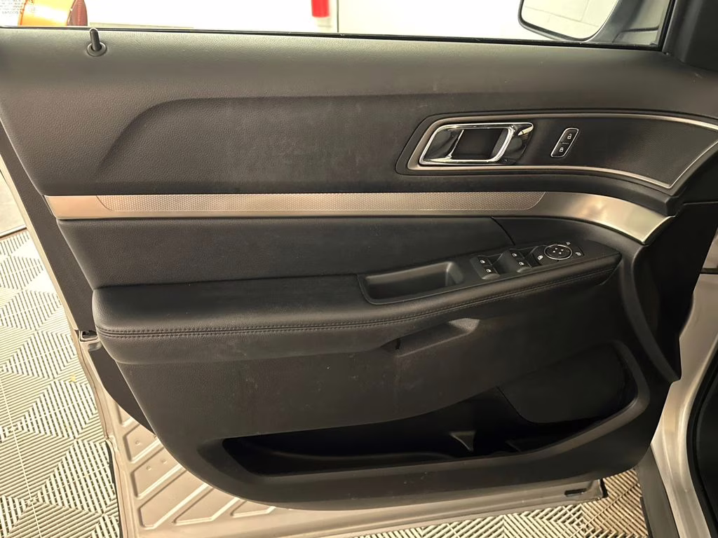 2018 Ingot Silver Metallic Ford Explorer XLT FWD SUV