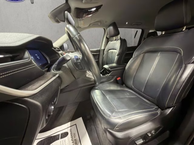 2021 Diamond Black Crystal Pearlcoat Jeep Grand Cherokee L Limited 4X4 SUV