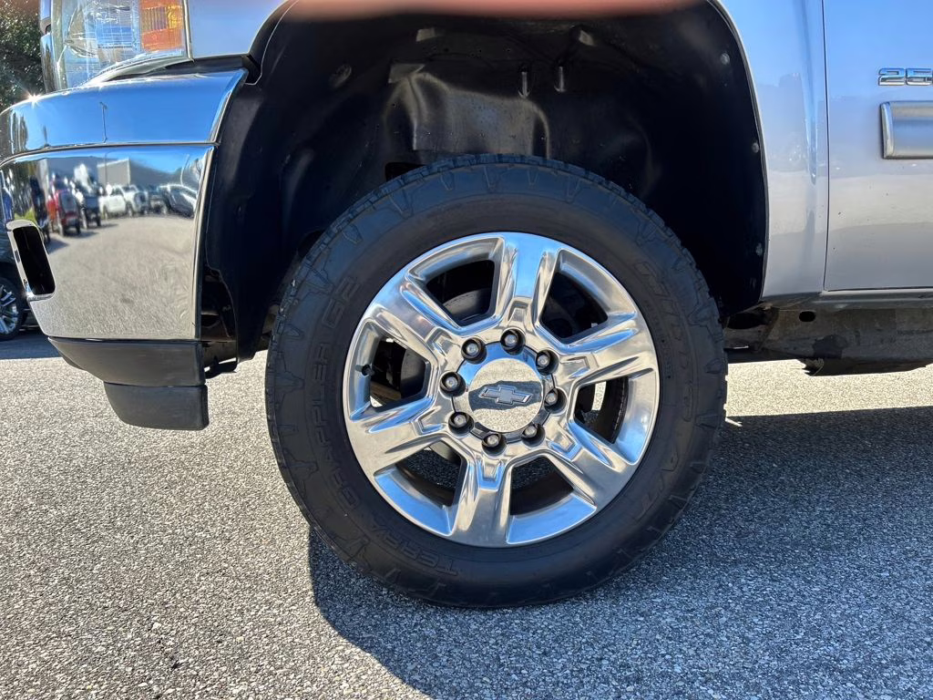 2011 Sheer Silver Metallic Chevrolet Silverado 2500HD LT 4X4 Truck