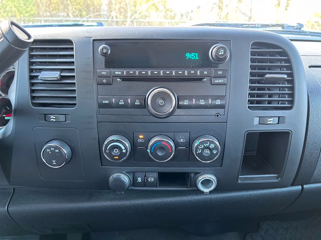 2011 Sheer Silver Metallic Chevrolet Silverado 2500HD LT 4X4 Truck