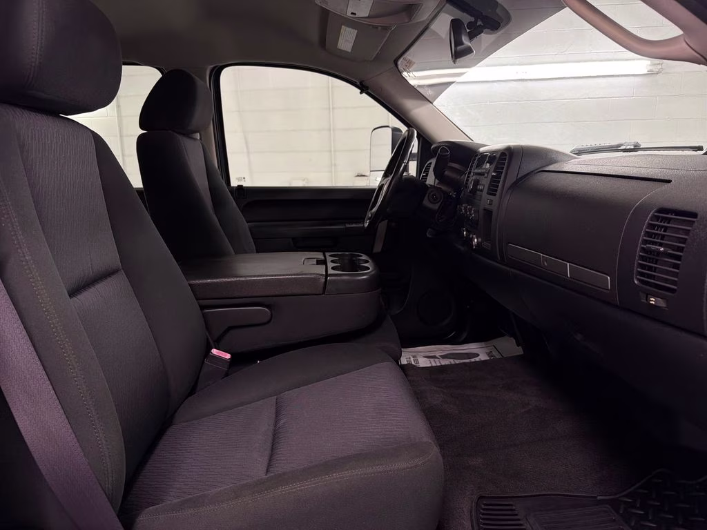 2011 Sheer Silver Metallic Chevrolet Silverado 2500HD LT 4X4 Truck