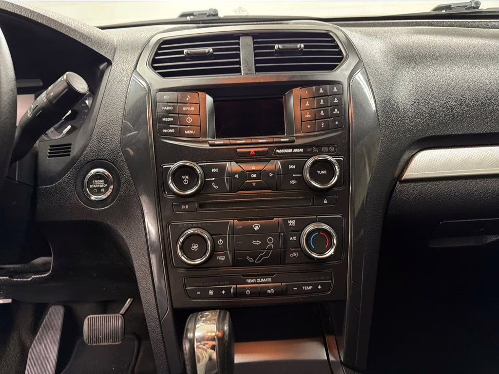 2017 Oxford White Ford Explorer XLT 4X4 SUV