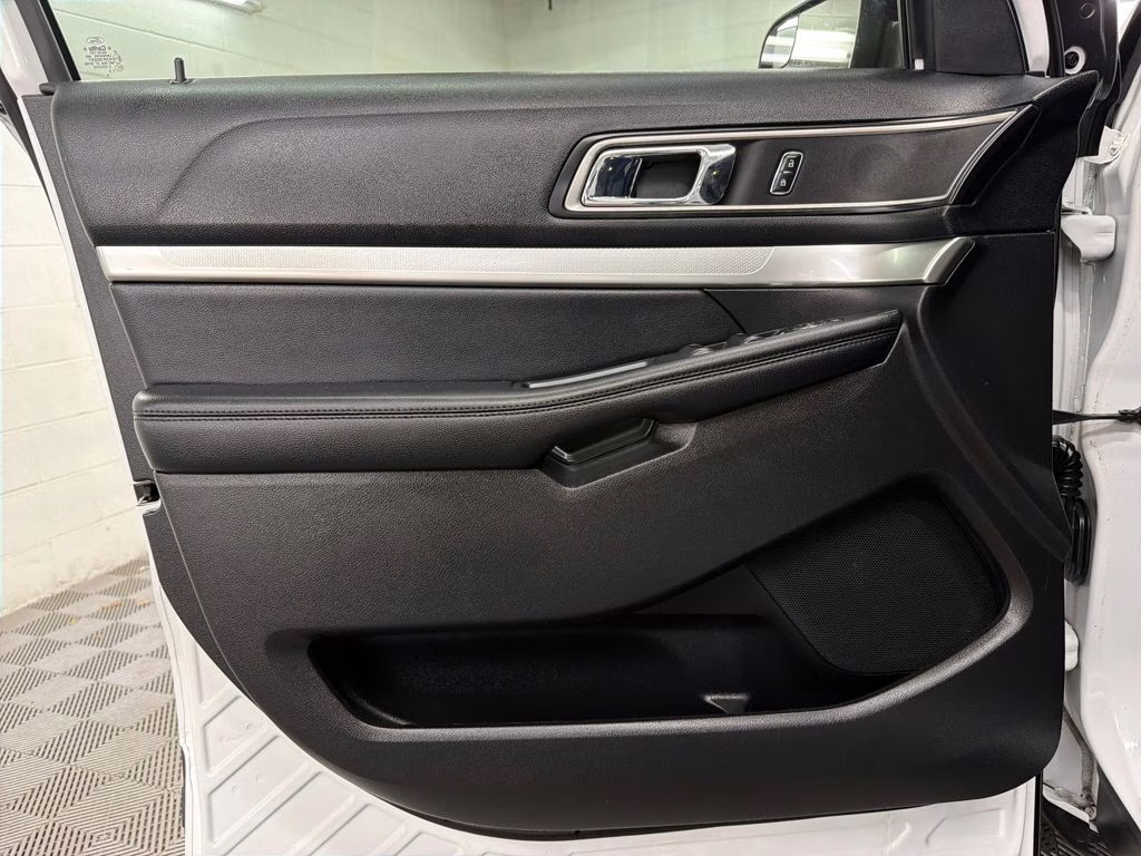 2017 Oxford White Ford Explorer XLT 4X4 SUV