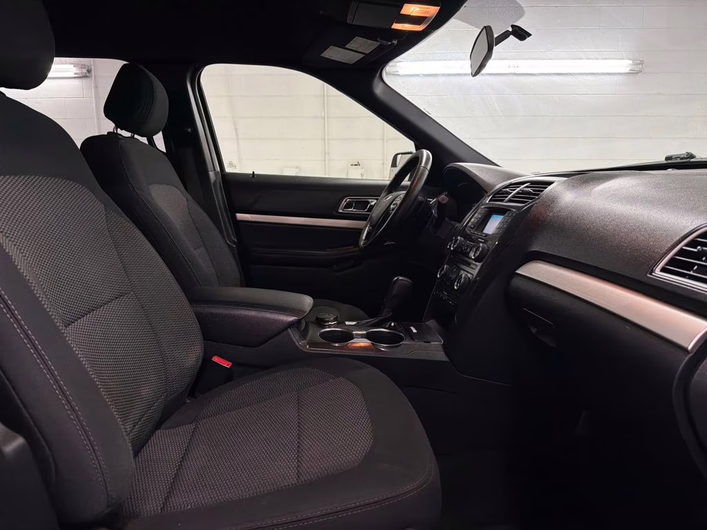 2017 Oxford White Ford Explorer XLT 4X4 SUV