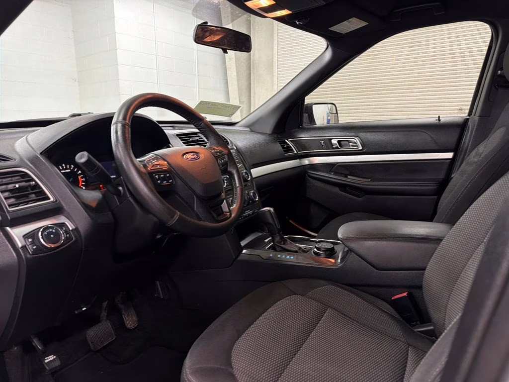 2017 Oxford White Ford Explorer XLT 4X4 SUV