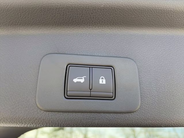 2026 Everest White Pearl/Black Nissan Murano Platinum AWD SUV