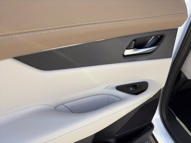 2026 Everest White Pearl/Black Nissan Murano Platinum AWD SUV