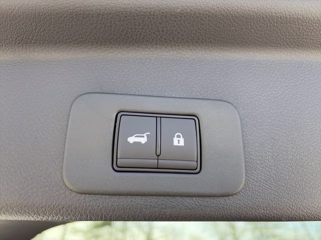 2026 Everest White Pearl/Black Nissan Murano Platinum AWD SUV