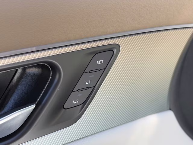 2026 Everest White Pearl/Black Nissan Murano Platinum AWD SUV