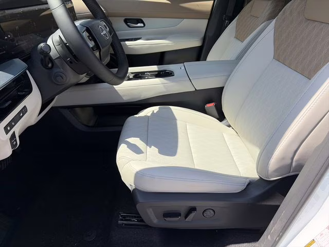 2026 Everest White Pearl/Black Nissan Murano Platinum AWD SUV