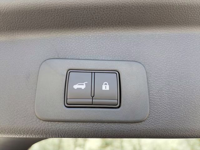 2026 Everest White Pearl/Black Nissan Murano Platinum AWD SUV