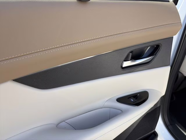 2026 Everest White Pearl/Black Nissan Murano Platinum AWD SUV