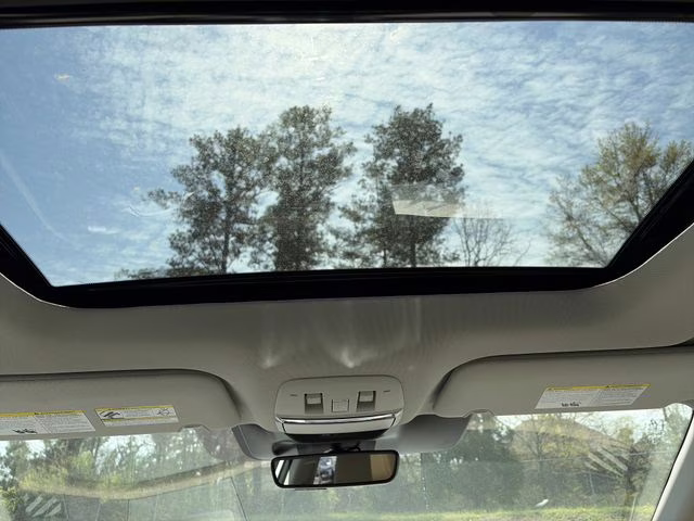 2026 Everest White Pearl/Black Nissan Murano Platinum AWD SUV