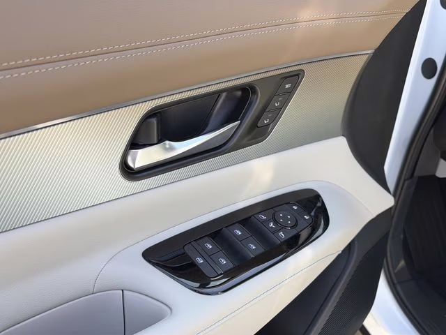 2026 Everest White Pearl/Black Nissan Murano Platinum AWD SUV