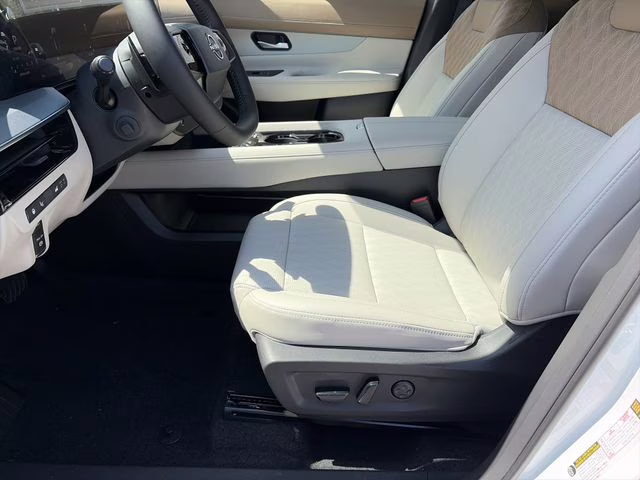 2026 Everest White Pearl/Black Nissan Murano Platinum AWD SUV