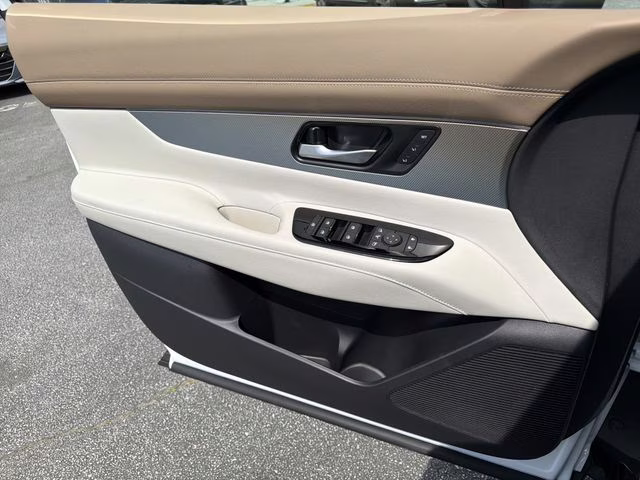 2026 Everest White Pearl/Black Nissan Murano Platinum AWD SUV