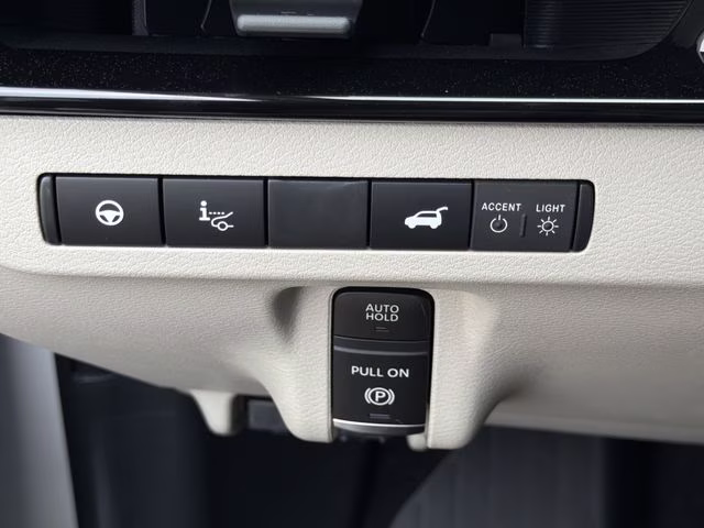 2026 Everest White Pearl/Black Nissan Murano Platinum AWD SUV