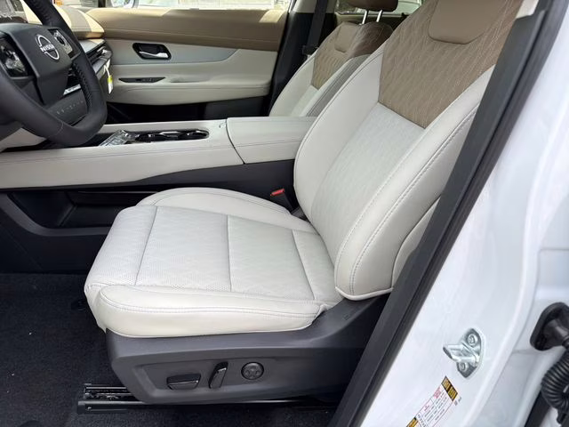 2026 Everest White Pearl/Black Nissan Murano Platinum AWD SUV