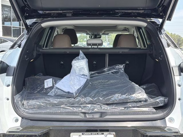 2026 Everest White Pearl/Black Nissan Murano Platinum AWD SUV