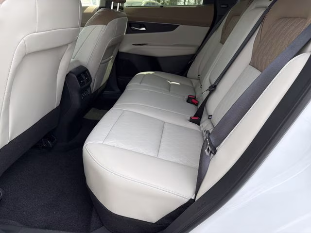 2026 Everest White Pearl/Black Nissan Murano Platinum AWD SUV