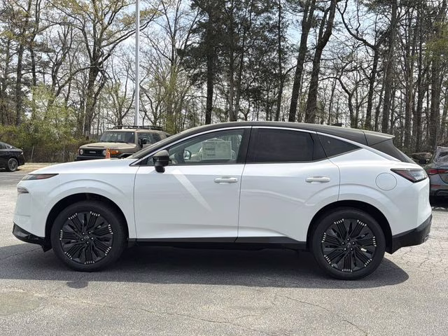 2026 Everest White Pearl/Black Nissan Murano Platinum AWD SUV