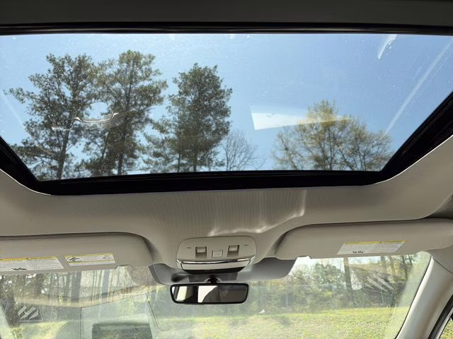 2026 Everest White Pearl/Black Nissan Murano Platinum AWD SUV