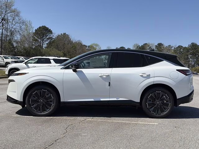 2026 Everest White Pearl/Black Nissan Murano Platinum AWD SUV
