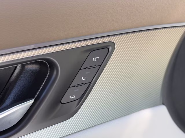 2026 Everest White Pearl/Black Nissan Murano Platinum AWD SUV