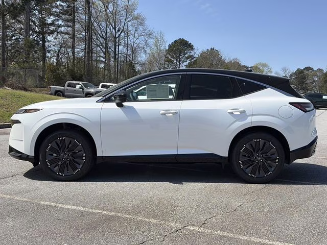 2026 Everest White Pearl/Black Nissan Murano Platinum AWD SUV
