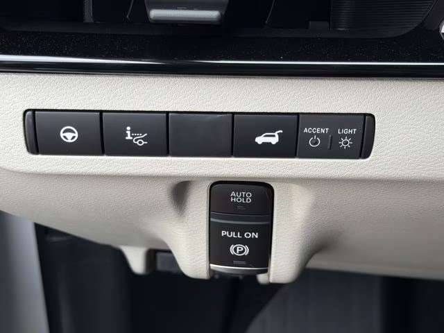 2026 Everest White Pearl/Black Nissan Murano Platinum AWD SUV