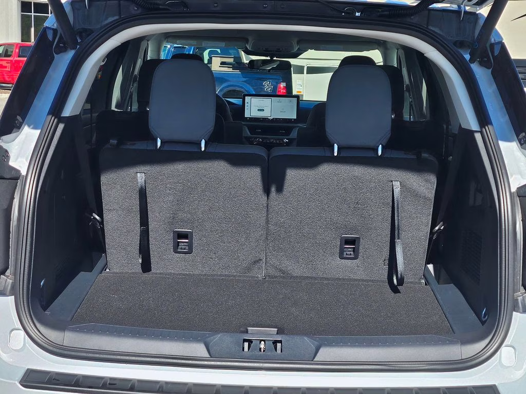 2026 Space White Metallic Ford Explorer Active RWD SUV