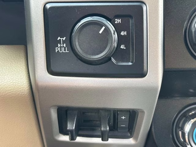 2020 White Metallic Ford Super Duty F-250 SRW Lariat 4X4 Truck