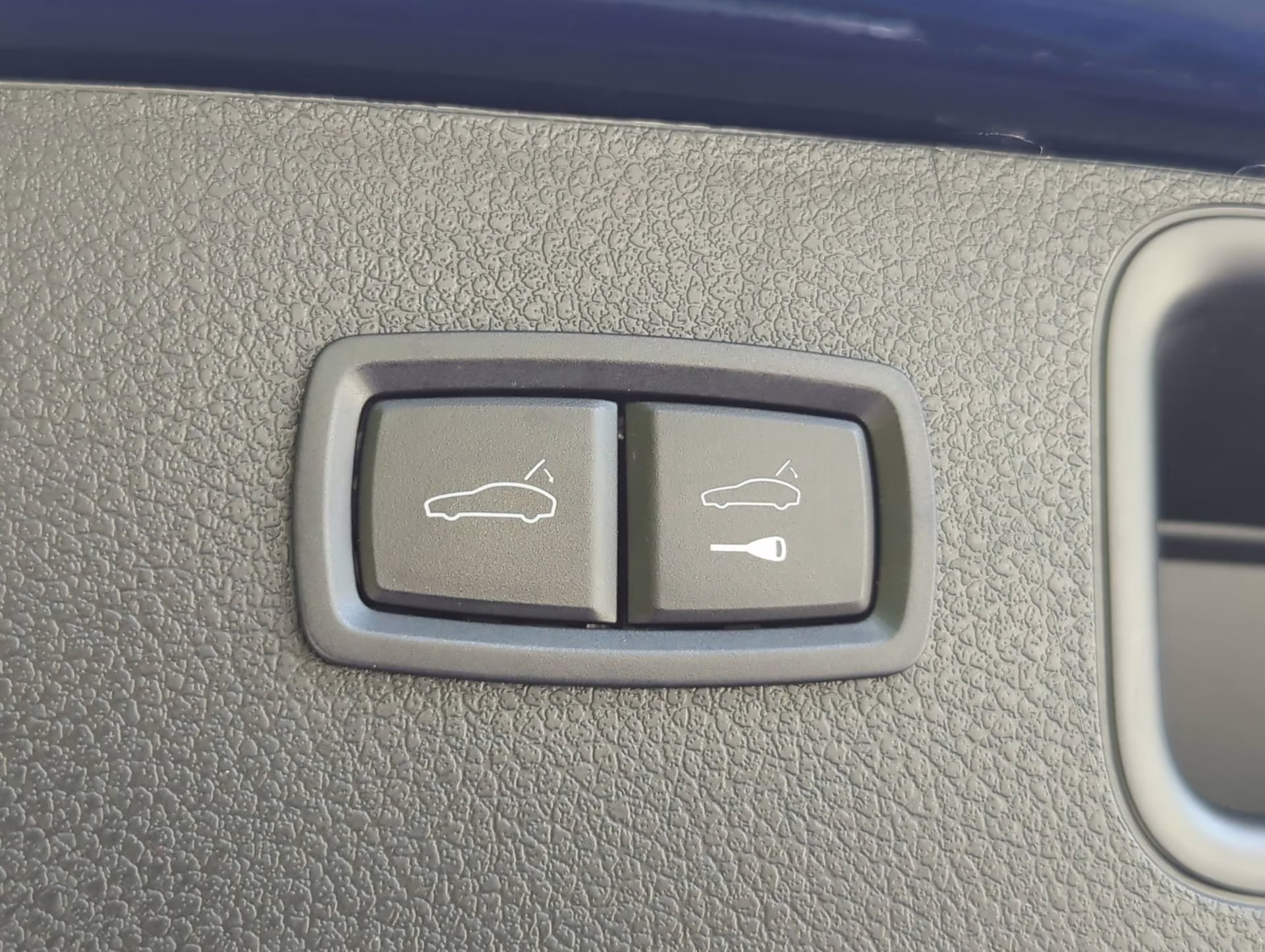 2024 Gentian Blue Metallic Porsche Macan AWD SUV