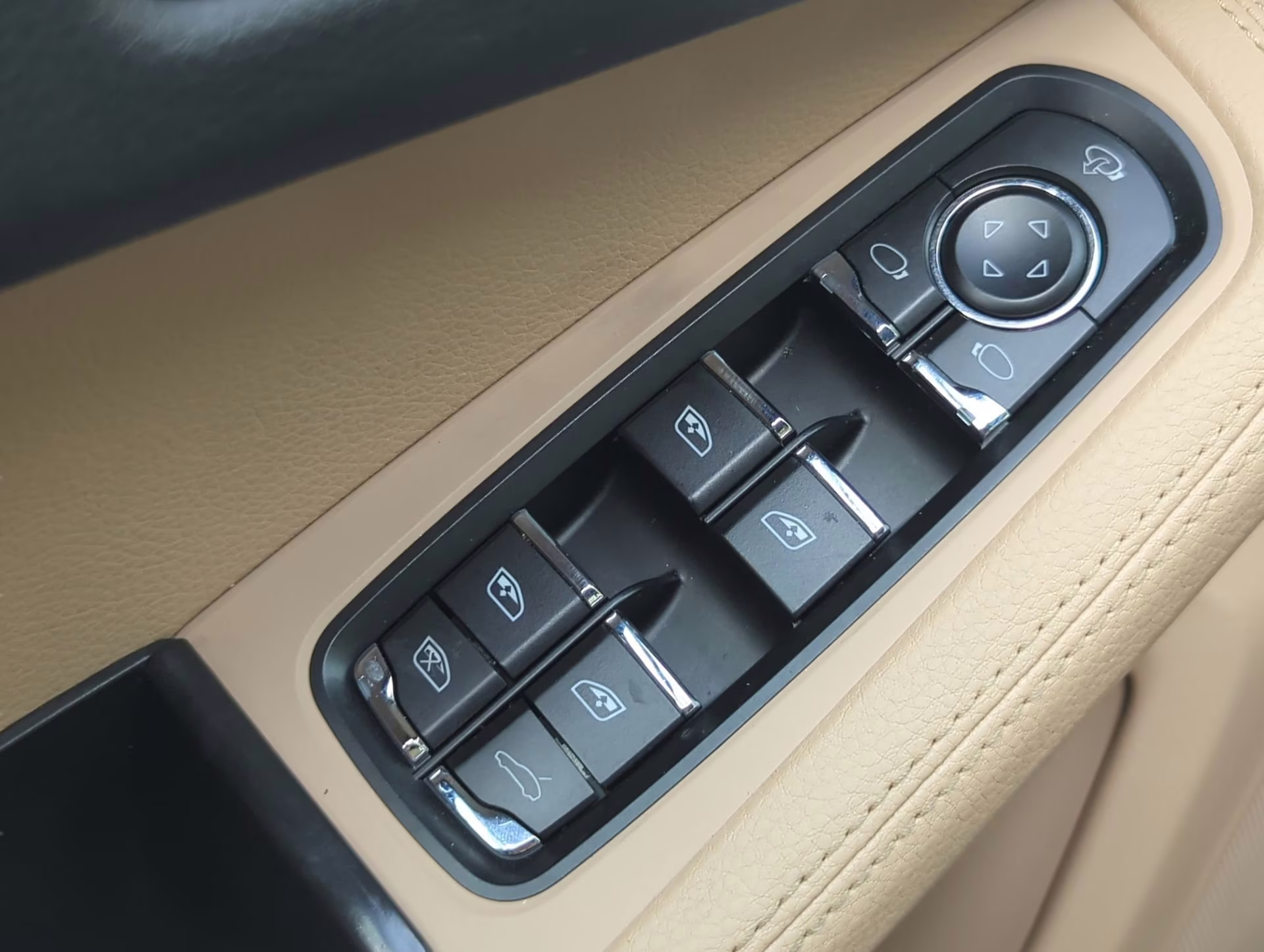 2024 Gentian Blue Metallic Porsche Macan AWD SUV