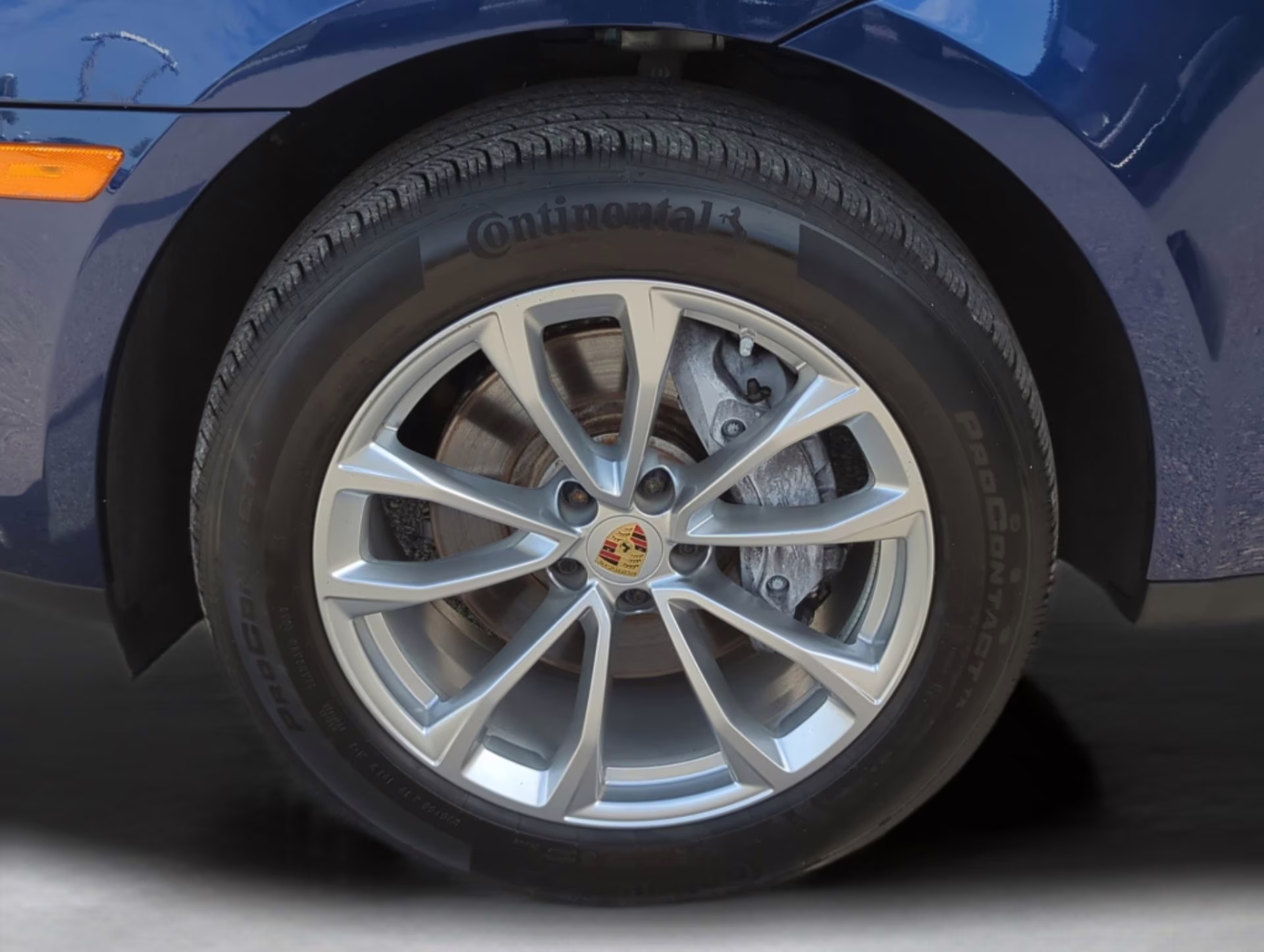 2024 Gentian Blue Metallic Porsche Macan AWD SUV