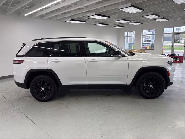2023 Bright White Clearcoat Jeep Grand Cherokee Limited 4X4 SUV