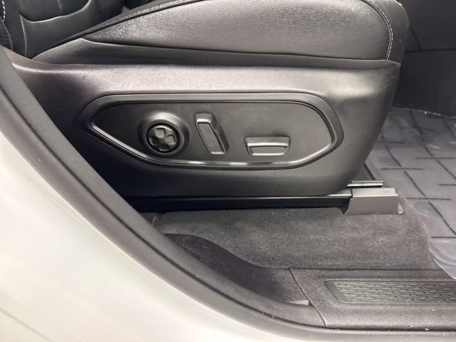 2023 Bright White Clearcoat Jeep Grand Cherokee Limited 4X4 SUV