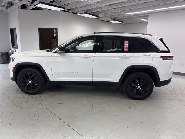 2023 Bright White Clearcoat Jeep Grand Cherokee Limited 4X4 SUV