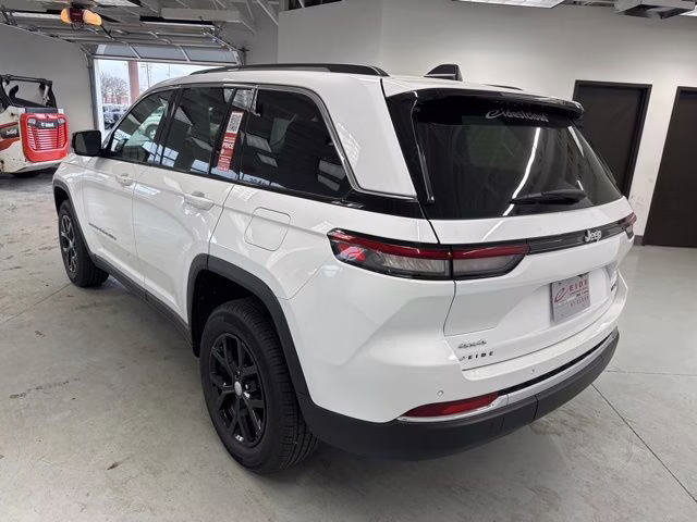 2023 Bright White Clearcoat Jeep Grand Cherokee Limited 4X4 SUV