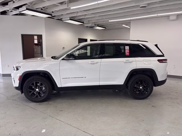 2023 Bright White Clearcoat Jeep Grand Cherokee Limited 4X4 SUV