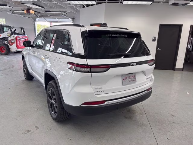 2023 Bright White Clearcoat Jeep Grand Cherokee Limited 4X4 SUV