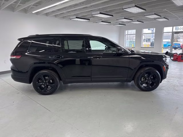 2023 Diamond Black Crystal Pearlcoat Jeep Grand Cherokee L Altitude 4X4 SUV