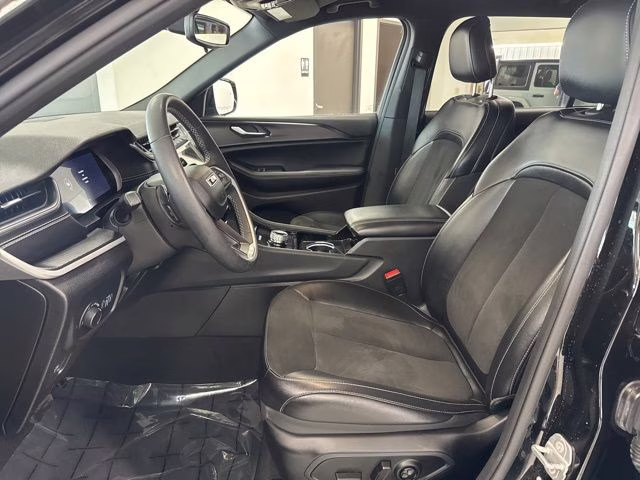 2023 Diamond Black Crystal Pearlcoat Jeep Grand Cherokee L Altitude 4X4 SUV