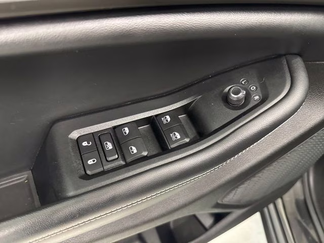 2023 Diamond Black Crystal Pearlcoat Jeep Grand Cherokee L Altitude 4X4 SUV