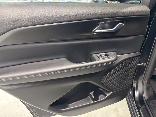 2023 Diamond Black Crystal Pearlcoat Jeep Grand Cherokee L Altitude 4X4 SUV