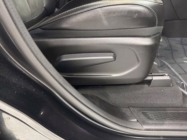 2023 Diamond Black Crystal Pearlcoat Jeep Grand Cherokee L Altitude 4X4 SUV