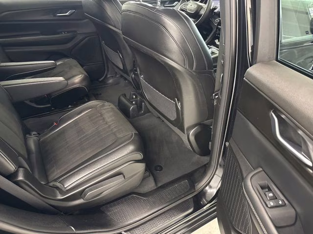 2023 Diamond Black Crystal Pearlcoat Jeep Grand Cherokee L Altitude 4X4 SUV